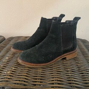 Clarks Clarksdale Arlo Chelsea Suede Booties